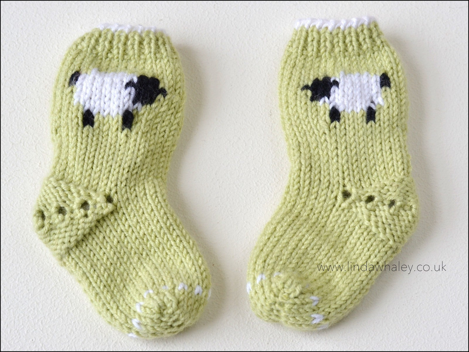 Cute socks for baby 0-3 months, crochet pattern for beginners